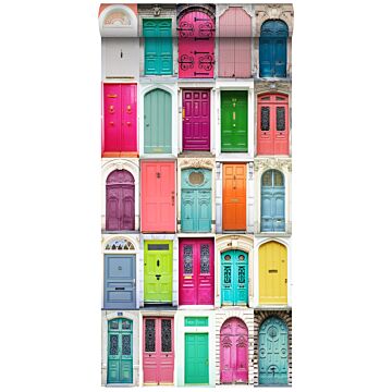 tapet XXL malede døre lyserødt, turkis, orange, gul og lilla af ESTAhome