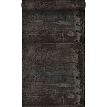 tapet store slidte rustne metalplader med nitter sort og benzinblåt af Origin Wallcoverings